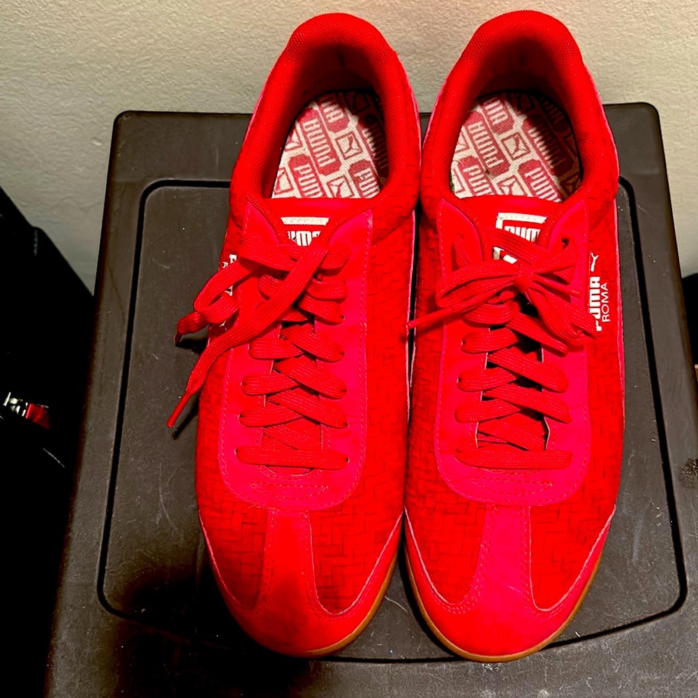 Men’s Puma tennis shoes